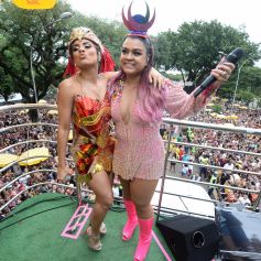 Lexa posou para fotos com Preta Gil em trio em São Paulo neste domingo, 10 de março de 2019