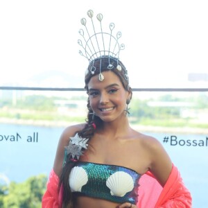 Giovanna Lancellotti prestigiou Anitta no Bloco das Poderosas, no Rio de Janeiro, no sábado, 9 de fevereiro de 2019