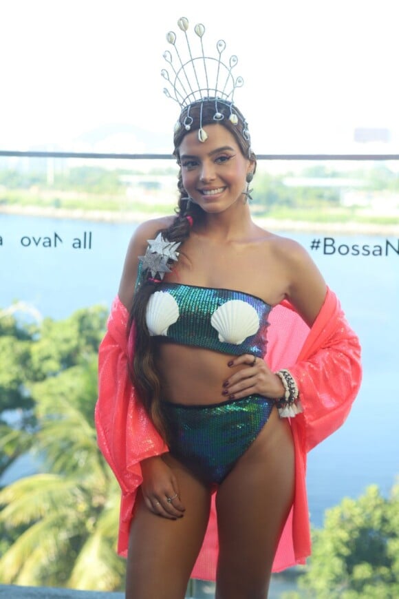 Giovanna Lancellotti prestigiou Anitta no Bloco das Poderosas, no Rio de Janeiro, no sábado, 9 de fevereiro de 2019