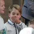 Príncipe George, 5 anos, deve descobrir a verdade em um futuro próximo. De acordo com as regras britânicas, os jovens príncipes devem começar a receber reverências a partir dos 6 anos
