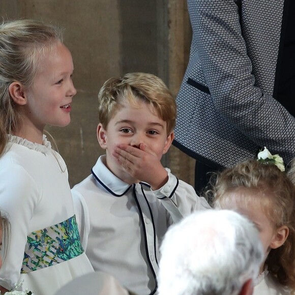 Príncipe George, 5 anos, deve descobrir a verdade em um futuro próximo. De acordo com as regras britânicas, os jovens príncipes devem começar a receber reverências a partir dos 6 anos