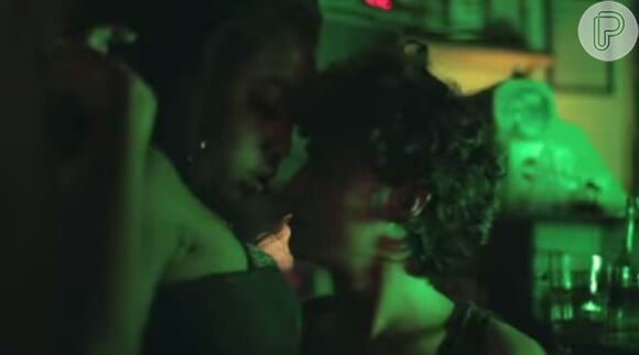 Casais aparecem provocantes no clipe da música 'Alma Sebosa', trilha sonora de 'Geração Brasil'