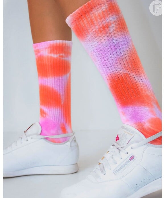 As meias tie dye da Loja Três prometem deixar seus looks mais fun. Custam R$29