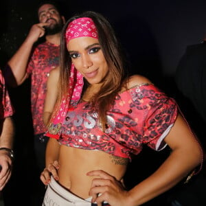 Anitta se apresentou em Salvador antes de curtir Carnaval no Rio