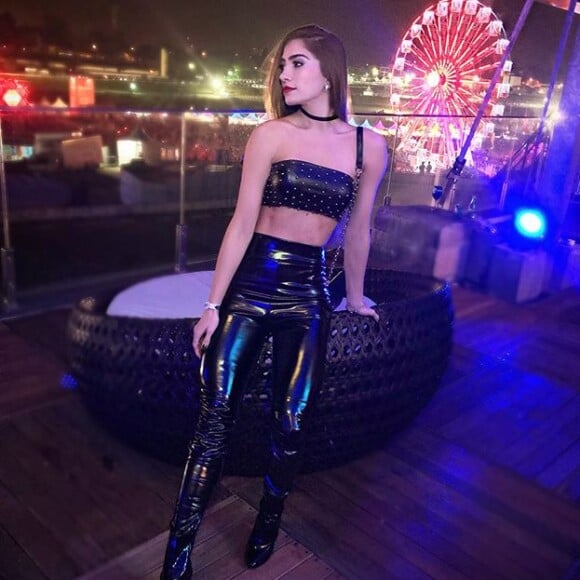 Festival? Também temos! Romana Novais apostou em um look total black com uma calça de vinil