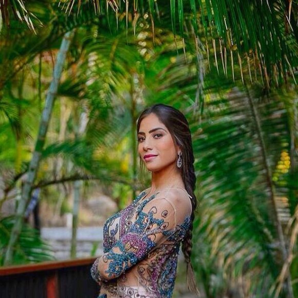 Que tal se inspirar nesta combinação de Romana Novais para ir em uma formatura ou casamento? A médica combinou uma saia longa de seda com com uma blusa de bordados. Usar duas peças em evento mais arrumados, como um casamento, está super em alta