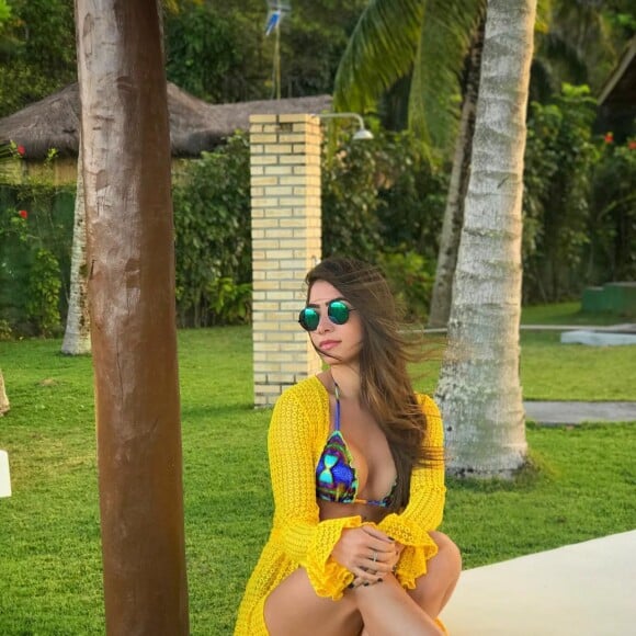 Romana Novais apostou em um kimono amarelo para o completar o beach wear. Chiqueza!