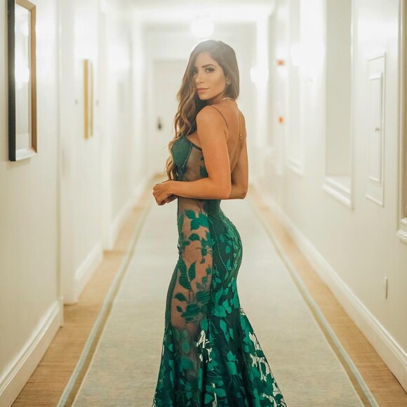 Romana Novais usou esse vestido MARAVILHOSO na sua festa de formatura. Ela abusou da transparência de forma que o bordado de folhas parecia estar em sua própria pele