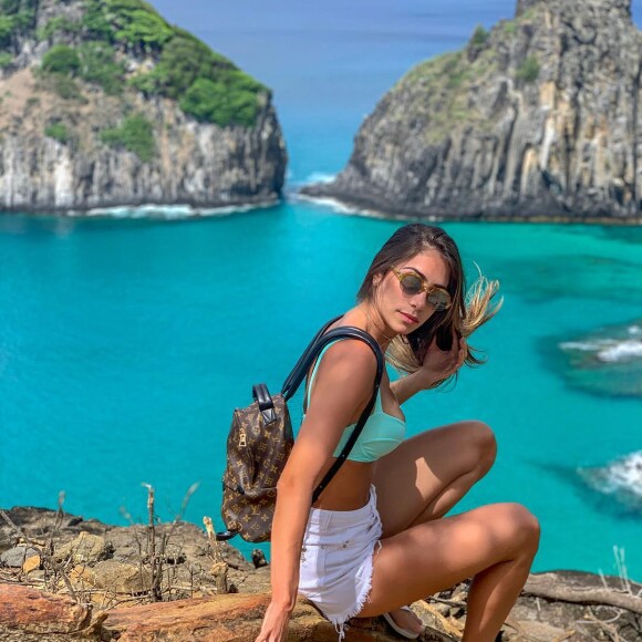 Romana Novais combinou uma mochila pequena com o look praieiro. Ótima opção para deixar o visual ainda mais confortável e bonito