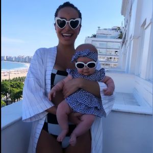 Tal mãe, tal filha! Sabrina Sato e Zoe usam óculos de sol combinando em clique postado nesta sexta-feira, dia 15 de março de 2019