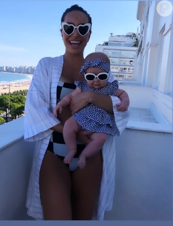 Tal mãe, tal filha! Sabrina Sato e Zoe usam óculos de sol combinando em clique postado nesta sexta-feira, dia 15 de março de 2019