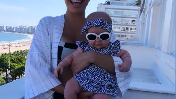Tal mãe, tal filha! Sabrina Sato e Zoe usam óculos de sol combinando em clique