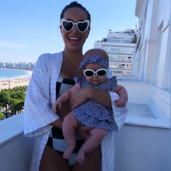Tal mãe, tal filha! Sabrina Sato e Zoe usam óculos de sol combinando em clique postado nesta sexta-feira, dia 15 de março de 2019
