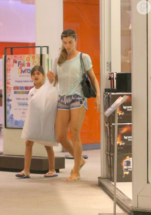 Grazi Massafera e Sofia são fotografadas durante passeio em shopping