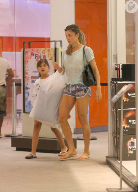 Grazi Massafera e Sofia fazem compras em shopping carioca