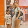 Grazi Massafera e Sofia passeiam juntas em shopping do Rio de Janeiro, em 16 de março de 2019