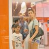 Grazi Massafera e a filha, Sofia, passeiam juntas em shopping do Rio de Janeiro, em 16 de março de 2019