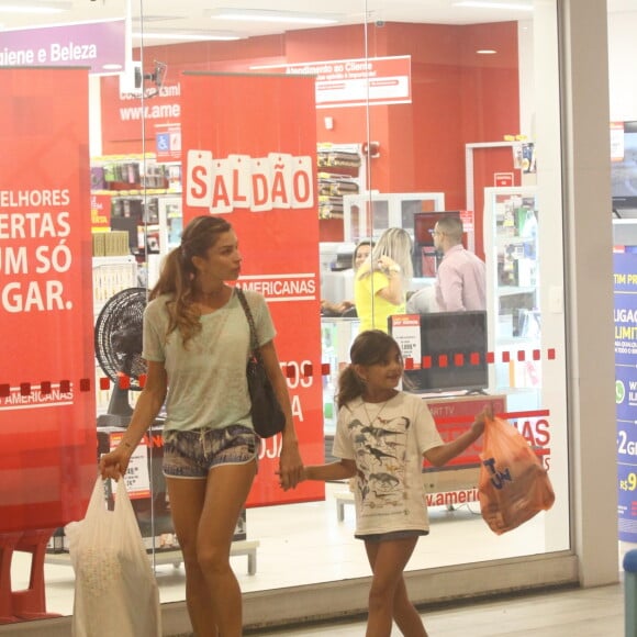 Com looks parecidos, Grazi Massafera e Sofia passeiam juntas em shopping do Rio de Janeiro