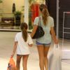 Grazi Massafera e Sofia escolhem shortinho e camiseta para passeio em shopping