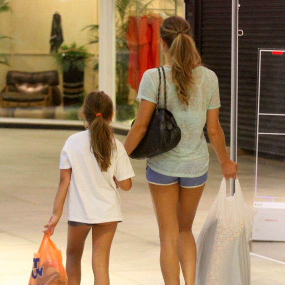 Grazi Massafera e Sofia escolhem shortinho e camiseta para passeio em shopping