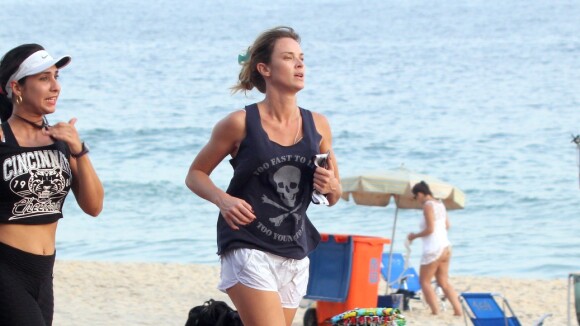 Leticia Birkheuer, a Érika da novela 'Império', se exercita em praia do Rio