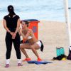 Leticia Birkheuer se exercita em praia do Rio de Janeiro