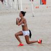 Leticia Birkheuer se exercita em praia do Rio de Janeiro