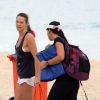 Leticia Birkheuer deixa praia depois de sequência de exercícios com personal