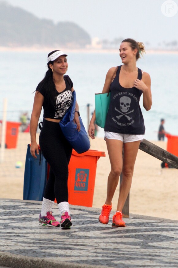 Leticia Birkheuer deixa praia depois de sequência de exercícios com personal