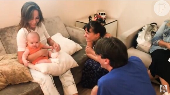 A filha de Sabrina Sato, Zoe, usou um look básico laranja enquanto estava na Record