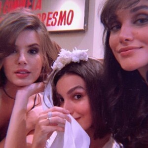 Débora Nascimento passou a noite desta terça feira, dia 19 de março, gravando uma cena da novela Verão 90 com Marina Moschen e Camila Queiroz