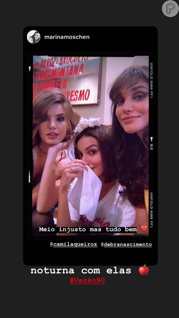Débora Nascimento passou a noite desta terça feira, dia 19 de março, gravando uma cena da novela Verão 90 com Marina Moschen e Camila Queiroz
