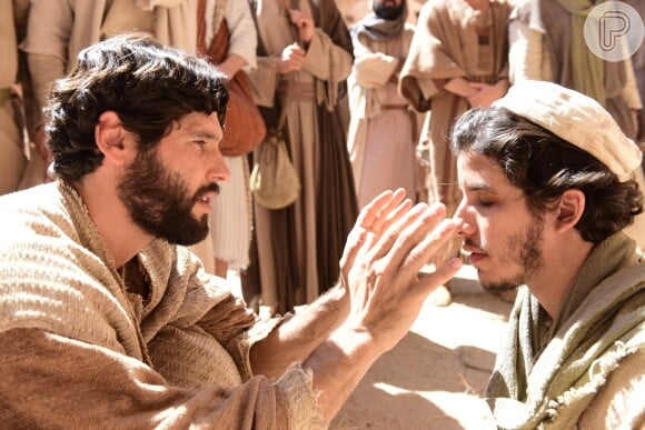 Na novela 'Jesus', Paula Richard mostrou Judas Tadeu (Ricky Tavares) sendo curado por Jesus (Dudu Azevedo) de cegueira: 'Quando não há nada a respeito, podemos criar, tomando cuidado para que seja crível'