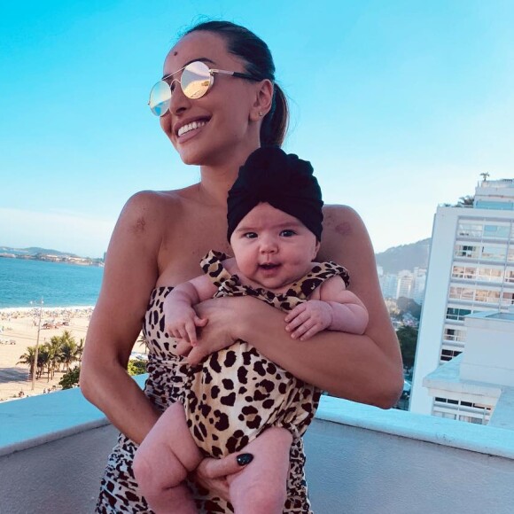 Em foto recente, Zoe apareceu com maiô de animal print parecido com o de Sabrina Sato