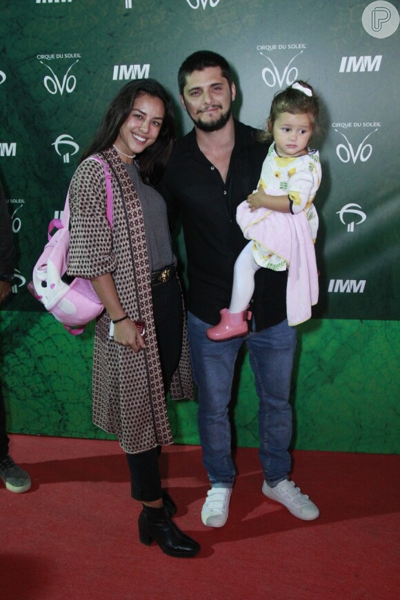 Acompanhada do marido e da filha, Yanna Lavigne conferiu a estreia do espetáculo 'Ovo', do Cirque du Soleil
