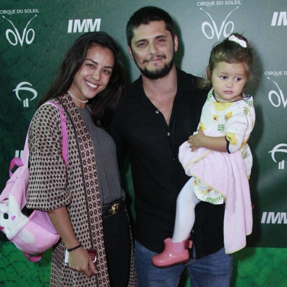 Acompanhada do marido e da filha, Yanna Lavigne conferiu a estreia do espetáculo 'Ovo', do Cirque du Soleil