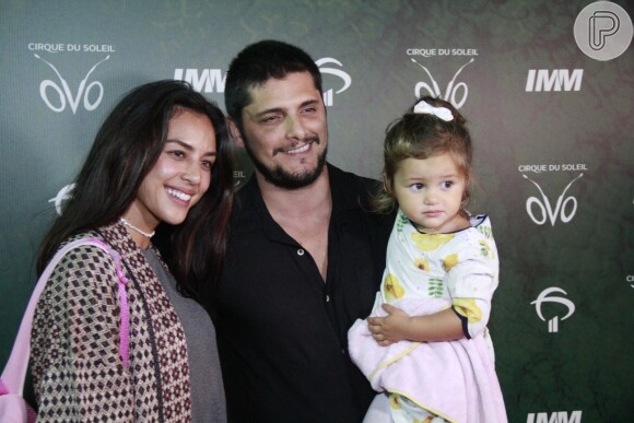 Acompanhados da filha, Yanna Lavigne e Bruno Gissoni conferiram a estreia do espetáculo 'Ovo', do Cirque du Soleil