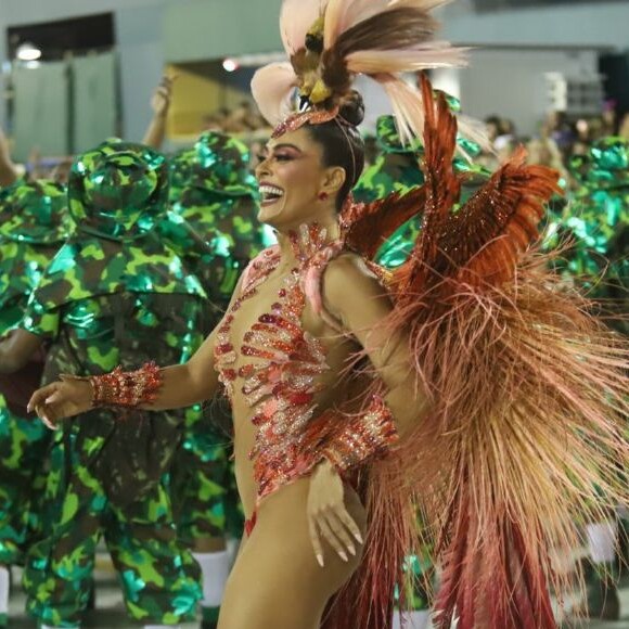 Juliana Paes justificou sua saída da Grande Rio após dois carnavais: 'A nova novela e compromissos de trabalho tomarão conta da minha agenda toda'