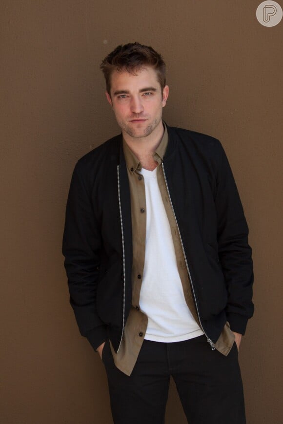 Robert Pattinson teve um relacionamento conturbado com Kristen Atewart. O ator foi flagrado com a rapper FKA Twigs, mas ainda não assumiu o namoro