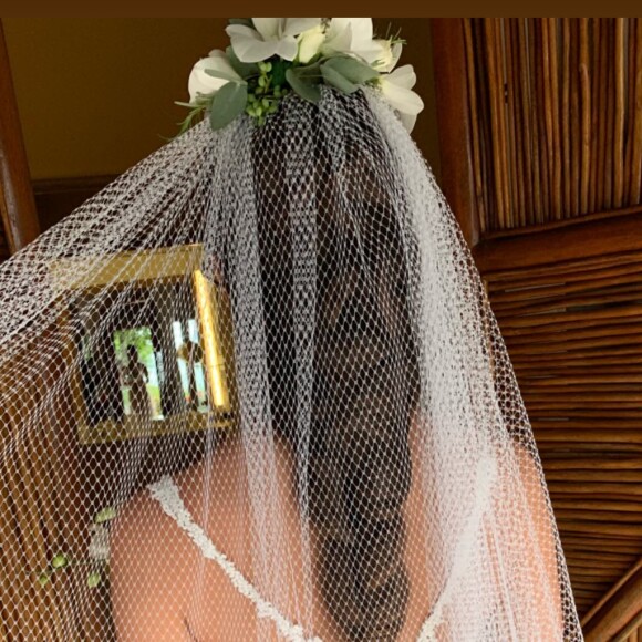 Laíse Leal prendeu o cabelo em uma trança desconstruída e finalizou com uma coroa de flores