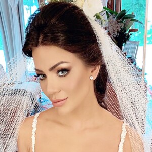 Laíse Leal optou por um véu com tecido point d'spirit, saindo do modelo tradicional