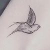 Maiara fez a tatuagem de um passarinho para Fernando Zor