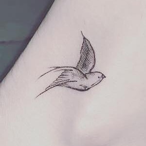Maiara fez a tatuagem de um passarinho para Fernando Zor