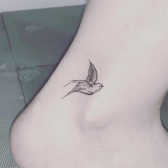 Maiara fez a tatuagem de um passarinho para Fernando Zor