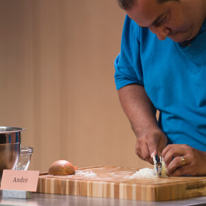 O último desafio era cortar o máximo de cebolas em cubos e em fatias no 'MasterChef Brasil'.