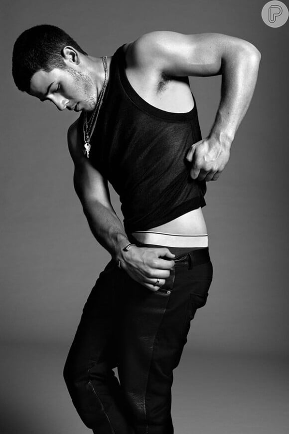 Nick Jonas exibe o corpo sarado em ensaio fotográfico para a revista