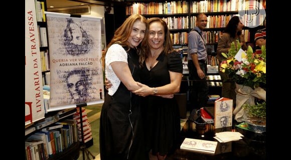 Cissa Guimarães posa ao lado da escritora Adriana Falcão