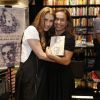 Cissa Guimarães posa ao lado de Adriana Falcão com o livro 'Queria Ver Você Feliz' em mãos