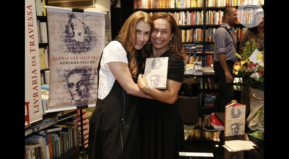 Cissa Guimarães posa ao lado de Adriana Falcão com o livro 'Queria Ver Você Feliz' em mãos