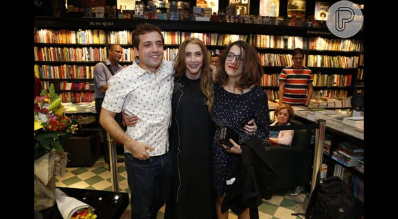 Clarice Falcão e Gregorio Duvivier vão a lançamento de livro de Adriana Falcão, no Rio de Janeiro, na noite desta quinta-feira, 2 de outubro de 2014